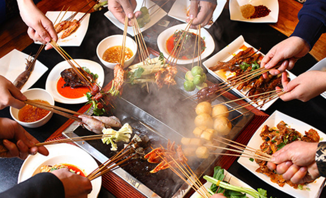 擼串看比賽，您的身體得當心