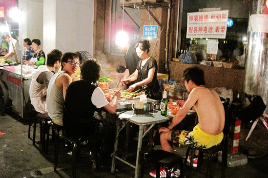 網(wǎng)絡(luò)時代帶來經(jīng)濟的飛速發(fā)展，同時帶來了各行業(yè)的競爭，美食餐飲行業(yè)也是如此。當(dāng)下美團、糯米等各類外賣平臺不斷出現(xiàn)，也讓實體經(jīng)營的壓力與機遇并存。因此就算受歡迎的串串香小店也要做到的除了店面經(jīng)營到位，還要做到線上線下相結(jié)合，學(xué)會通過網(wǎng)絡(luò)開辟新發(fā)展道路，從而獲得成功。那如何打造線上線下相結(jié)合呢?小編這就為你總結(jié)經(jīng)驗。