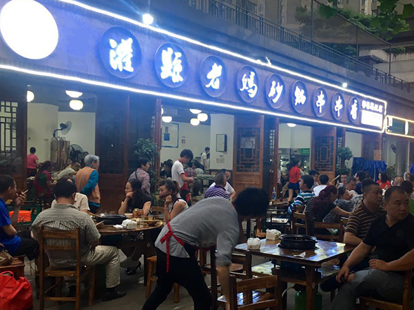 傳統(tǒng)火鍋一路走跌，灌縣老媽等串串香加盟卻逆勢走紅