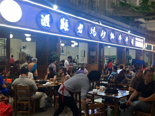 灌縣老媽串串香加盟店生意火爆